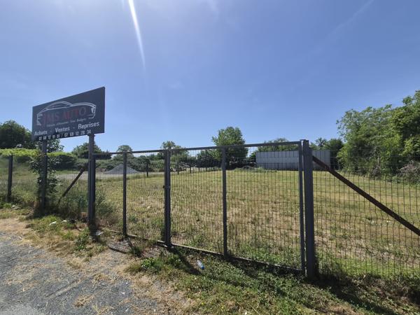 Terrain
        
        - 3879 m² 110 000 € *