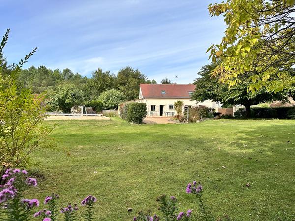 Charmante maison ancienne avec vaste terrain et piscine - La Pellerine