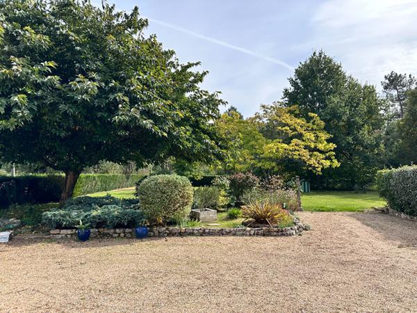 Charmante maison ancienne avec vaste terrain et piscine - La Pellerine