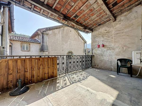 Une grande maison familiale entièrement rénovée, avec terrasses, garage et de beaux volumes au cœur de Graissessac.