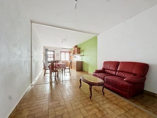 Une grande maison familiale entièrement rénovée, avec terrasses, garage et de beaux volumes au cœur de Graissessac.