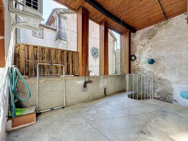 Une grande maison familiale entièrement rénovée, avec terrasses, garage et de beaux volumes au cœur de Graissessac.