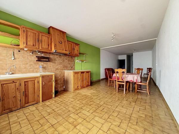 Une grande maison familiale entièrement rénovée, avec terrasses, garage et de beaux volumes au cœur de Graissessac.