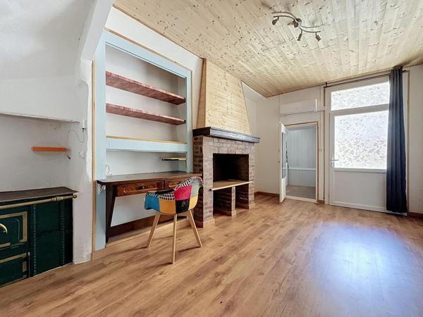 Une grande maison familiale entièrement rénovée, avec terrasses, garage et de beaux volumes au cœur de Graissessac.