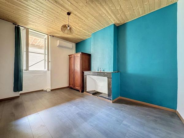 Une grande maison familiale entièrement rénovée, avec terrasses, garage et de beaux volumes au cœur de Graissessac.