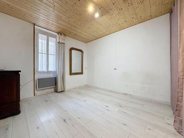 Une grande maison familiale entièrement rénovée, avec terrasses, garage et de beaux volumes au cœur de Graissessac.