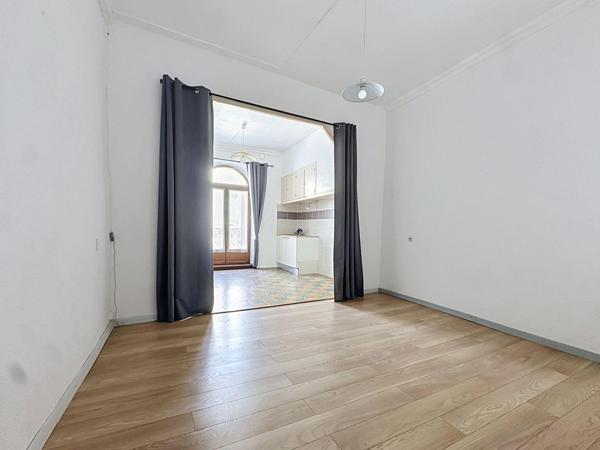 Une grande maison familiale entièrement rénovée, avec terrasses, garage et de beaux volumes au cœur de Graissessac.