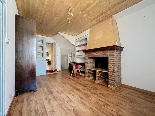 Une grande maison familiale entièrement rénovée, avec terrasses, garage et de beaux volumes au cœur de Graissessac.