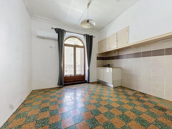 Une grande maison familiale entièrement rénovée, avec terrasses, garage et de beaux volumes au cœur de Graissessac.