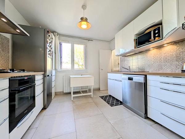 Appartement 5 pièces de 80 M² avec Cave et parking extérieur - LE MESNIL LE ROI , Le mesnil le roi Appartement 5 pièces de 80 M² avec Cave et parking extérieur - LE MESNIL LE ROI , Le mesnil le roi