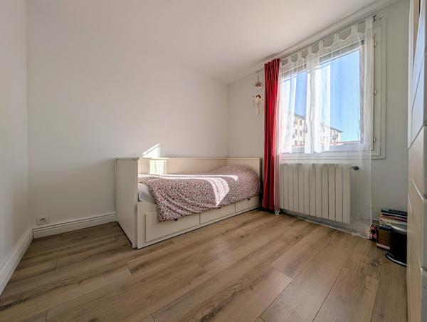Appartement 5 pièces de 80 M² avec Cave et parking extérieur - LE MESNIL LE ROI , Le mesnil le roi Appartement 5 pièces de 80 M² avec Cave et parking extérieur - LE MESNIL LE ROI , Le mesnil le roi