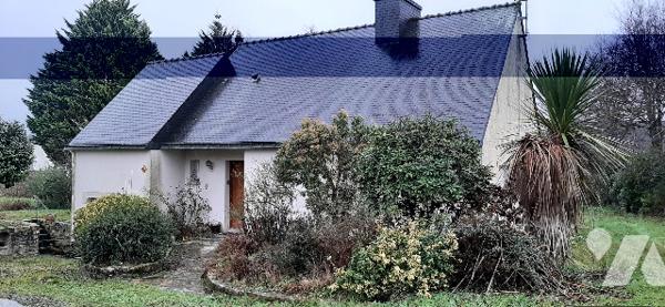 Maison avec grand terrain 
64 m², pièce à vivre, ch, sdb, wc ; étage : ch avec sde, lingerie
Garage