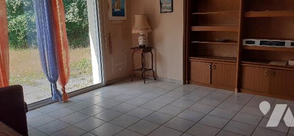 Maison avec grand terrain 
64 m², pièce à vivre, ch, sdb, wc ; étage : ch avec sde, lingerie
Garage