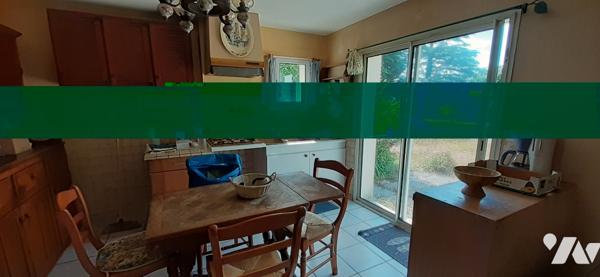 Maison avec grand terrain 
64 m², pièce à vivre, ch, sdb, wc ; étage : ch avec sde, lingerie
Garage