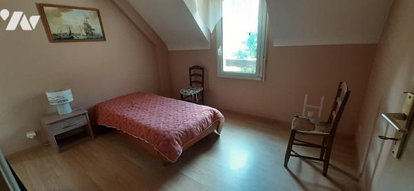 Maison avec grand terrain 
64 m², pièce à vivre, ch, sdb, wc ; étage : ch avec sde, lingerie
Garage