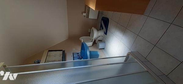 Maison avec grand terrain 
64 m², pièce à vivre, ch, sdb, wc ; étage : ch avec sde, lingerie
Garage