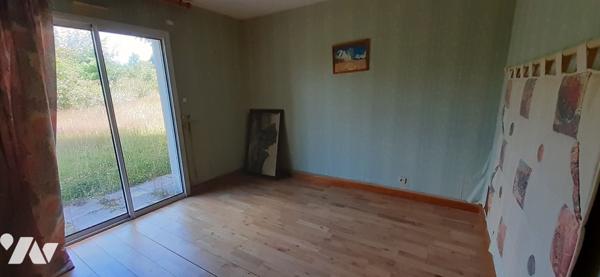 Maison avec grand terrain 
64 m², pièce à vivre, ch, sdb, wc ; étage : ch avec sde, lingerie
Garage