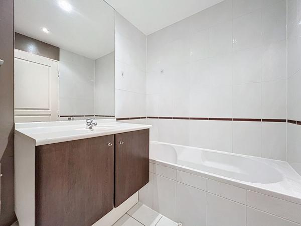 Tassin La Demi Lune/Appartement 2 pièces 47m2 avec balcon + garage
