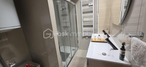 Situé au deuxième étage d'une résidence bien entretenue avec ascenseur, découvrez ce bel appartement traversant bénéficiant d'un emplacement particulièrement pratique, à proximité immédiate des commerces, des transports et de toutes les commodités.
L'appartement se compose d'une agréable pièce de vie lumineuse avec salon et cuisine américaine ouverte, offrant un espace convivial et fonctionnel. L'espace nuit comprend deux chambres : une première chambre au calme donnant sur cour intérieure, ainsi qu'une seconde chambre, plus petite, orientée côté boulevard.
Vous profiterez également d'une salle d'eau moderne, d'un WC indépendant et d'un agréable balcon permettant de profiter d'un espace extérieur.
Ce bien est complété par une cave ainsi qu'une place de parking, des prestations particulièrement recherchées dans le secteur.
Les atouts de ce bien :
Appartement traversant
Deuxième étage avec ascenseur
Cuisine américaine ouverte sur le séjour
Balcon
Cave
Place de parking
Proximité immédiate des commerces, transports et services
Un bien idéal pour une résidence principale, un pied-à-terre ou un investissement patrimonial.