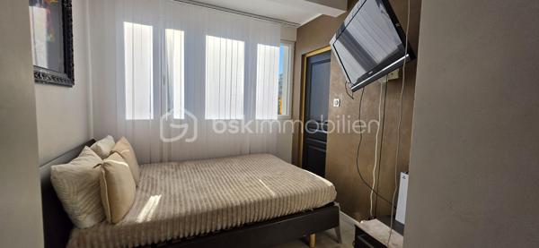Situé au deuxième étage d'une résidence bien entretenue avec ascenseur, découvrez ce bel appartement traversant bénéficiant d'un emplacement particulièrement pratique, à proximité immédiate des commerces, des transports et de toutes les commodités.
L'appartement se compose d'une agréable pièce de vie lumineuse avec salon et cuisine américaine ouverte, offrant un espace convivial et fonctionnel. L'espace nuit comprend deux chambres : une première chambre au calme donnant sur cour intérieure, ainsi qu'une seconde chambre, plus petite, orientée côté boulevard.
Vous profiterez également d'une salle d'eau moderne, d'un WC indépendant et d'un agréable balcon permettant de profiter d'un espace extérieur.
Ce bien est complété par une cave ainsi qu'une place de parking, des prestations particulièrement recherchées dans le secteur.
Les atouts de ce bien :
Appartement traversant
Deuxième étage avec ascenseur
Cuisine américaine ouverte sur le séjour
Balcon
Cave
Place de parking
Proximité immédiate des commerces, transports et services
Un bien idéal pour une résidence principale, un pied-à-terre ou un investissement patrimonial.