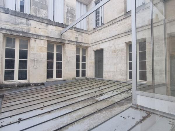 Local professionnel
                                                                                                                                                                                                                                                                                                                                                                                                                                            86  m²