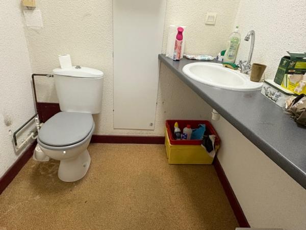 Local professionnel
                                                                                                                                                                                                                                                                                                                                                                                                                                            86  m²