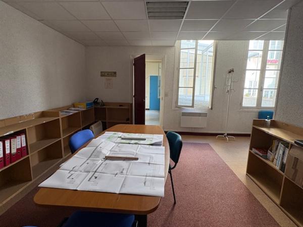 Local professionnel
                                                                                                                                                                                                                                                                                                                                                                                                                                            86  m²