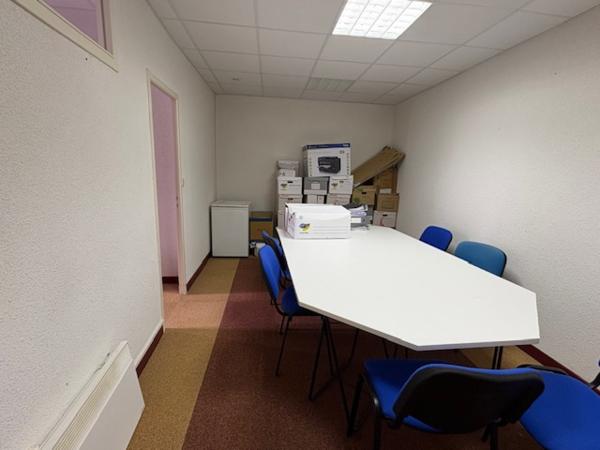 Local professionnel
                                                                                                                                                                                                                                                                                                                                                                                                                                            86  m²