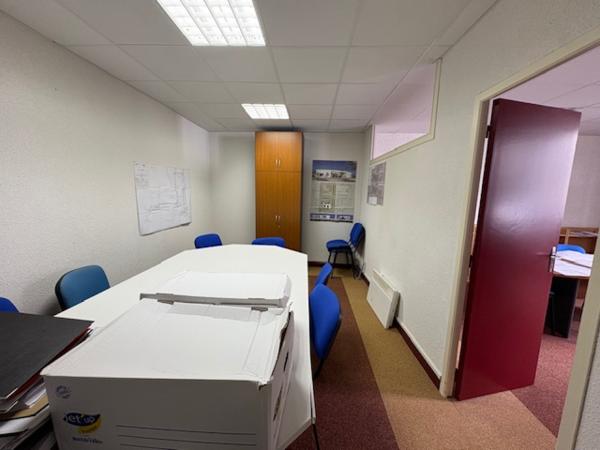 Local professionnel
                                                                                                                                                                                                                                                                                                                                                                                                                                            86  m²