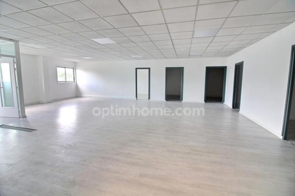 bureau rénové de 146 m2 avec parkings à vendre à Trappes au prix de 192000 euros