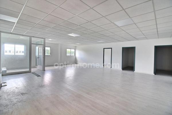 bureau rénové de 146 m2 avec parkings à vendre à Trappes au prix de 192000 euros