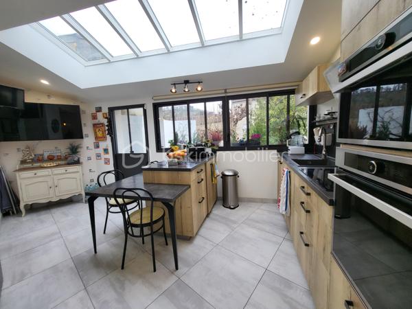 Bienvenue dans cette somptueuse maison de ville, baignée de lumière située en plein cœur d'Agen ! Avec ses trois niveaux desservis par un ascenseur intérieur discret, et ses volumes généreux, cette maison d'environ 200 m² entièrement rénovée en 2018 offre un cadre de vie spacieux, fonctionnel et confortable.

Idéal pour un projet profession libérale .

- **Localisation idéale :** Située en hypercentre d'Agen, cette maison bénéficie de tous les avantages de la vie urbaine tout en offrant un environnement calme et résidentiel.
  
- **Caractéristiques principales :**
  - Ascenseur pour un accès facile à tous les niveaux.
  - 4 chambres spacieuses avec placards dont une avec une pièce "dressing" avec la possibilité d'en aménager une 5ème selon vos 
   besoins.
  - Une partie indépendante en RDC avec 2 chambres, une salle d'eau, un wc, une cuisine d'été, une pièce de vie donnant sur une terrasse extérieure. 
  Idéal pour une activité professionnelle, recevoir des amis, de la famille ou tout simplement pour vivre ensemble au quotidien tout en ayant son indépendance.
  - 2 espaces salon /pièce à vivre, salle à manger 
  - Une cuisine lumineuse, tendance et fonctionnelle, aménagée et équipée avec électroménager intégré 
 - 2 Espaces extérieurs (balcon à l'étage et terrasse en Rez-de-chaussée), endroit idéal pour se détendre et profiter des beaux jours 
   grâce au coin barbecue 
  - Cave en sous-sol d'une superficie d'environ 60 m²

- **Caractéristiques techniques :**
  - Systèmes de sécurité complets incluant interphone, visiophone et alarme.
   - Chauffage au gaz de ville et climatisation pour un confort optimal.
  - Cumulus électrique et chaudière au gaz pour une efficacité énergétique accrue.
  - Volets battants électriques pour plus de praticité.
  - Façade et intérieur entièrement rénovés en 2018, offrant un cadre moderne et lumineux.
  - Taxe foncière de seulement 1305 €, facilitant la gestion budgétaire.
  - Raccordée au tout-à-l'égout pour plus de commodité.
  - Aucun travaux à prévoir, prêt à emménager immédiatement.
  - Possibilité de parking à proximité pour un stationnement pratique.
  - DPE C

Ne manquez pas cette opportunité unique d'acquérir une maison alliant confort, modernité et emplacement privilégié. 
Contactez-moi dès aujourd'hui pour organiser une visite !