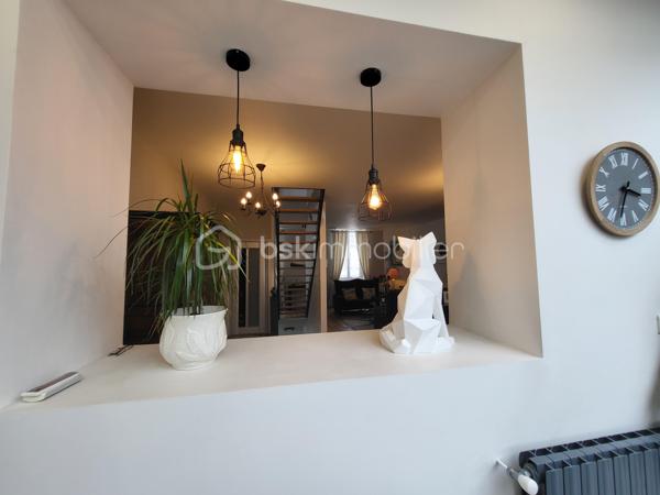 Bienvenue dans cette somptueuse maison de ville, baignée de lumière située en plein cœur d'Agen ! Avec ses trois niveaux desservis par un ascenseur intérieur discret, et ses volumes généreux, cette maison d'environ 200 m² entièrement rénovée en 2018 offre un cadre de vie spacieux, fonctionnel et confortable.

Idéal pour un projet profession libérale .

- **Localisation idéale :** Située en hypercentre d'Agen, cette maison bénéficie de tous les avantages de la vie urbaine tout en offrant un environnement calme et résidentiel.
  
- **Caractéristiques principales :**
  - Ascenseur pour un accès facile à tous les niveaux.
  - 4 chambres spacieuses avec placards dont une avec une pièce "dressing" avec la possibilité d'en aménager une 5ème selon vos 
   besoins.
  - Une partie indépendante en RDC avec 2 chambres, une salle d'eau, un wc, une cuisine d'été, une pièce de vie donnant sur une terrasse extérieure. 
  Idéal pour une activité professionnelle, recevoir des amis, de la famille ou tout simplement pour vivre ensemble au quotidien tout en ayant son indépendance.
  - 2 espaces salon /pièce à vivre, salle à manger 
  - Une cuisine lumineuse, tendance et fonctionnelle, aménagée et équipée avec électroménager intégré 
 - 2 Espaces extérieurs (balcon à l'étage et terrasse en Rez-de-chaussée), endroit idéal pour se détendre et profiter des beaux jours 
   grâce au coin barbecue 
  - Cave en sous-sol d'une superficie d'environ 60 m²

- **Caractéristiques techniques :**
  - Systèmes de sécurité complets incluant interphone, visiophone et alarme.
   - Chauffage au gaz de ville et climatisation pour un confort optimal.
  - Cumulus électrique et chaudière au gaz pour une efficacité énergétique accrue.
  - Volets battants électriques pour plus de praticité.
  - Façade et intérieur entièrement rénovés en 2018, offrant un cadre moderne et lumineux.
  - Taxe foncière de seulement 1305 €, facilitant la gestion budgétaire.
  - Raccordée au tout-à-l'égout pour plus de commodité.
  - Aucun travaux à prévoir, prêt à emménager immédiatement.
  - Possibilité de parking à proximité pour un stationnement pratique.
  - DPE C

Ne manquez pas cette opportunité unique d'acquérir une maison alliant confort, modernité et emplacement privilégié. 
Contactez-moi dès aujourd'hui pour organiser une visite !