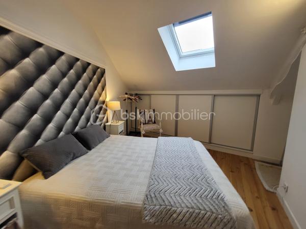 Bienvenue dans cette somptueuse maison de ville, baignée de lumière située en plein cœur d'Agen ! Avec ses trois niveaux desservis par un ascenseur intérieur discret, et ses volumes généreux, cette maison d'environ 200 m² entièrement rénovée en 2018 offre un cadre de vie spacieux, fonctionnel et confortable.

Idéal pour un projet profession libérale .

- **Localisation idéale :** Située en hypercentre d'Agen, cette maison bénéficie de tous les avantages de la vie urbaine tout en offrant un environnement calme et résidentiel.
  
- **Caractéristiques principales :**
  - Ascenseur pour un accès facile à tous les niveaux.
  - 4 chambres spacieuses avec placards dont une avec une pièce "dressing" avec la possibilité d'en aménager une 5ème selon vos 
   besoins.
  - Une partie indépendante en RDC avec 2 chambres, une salle d'eau, un wc, une cuisine d'été, une pièce de vie donnant sur une terrasse extérieure. 
  Idéal pour une activité professionnelle, recevoir des amis, de la famille ou tout simplement pour vivre ensemble au quotidien tout en ayant son indépendance.
  - 2 espaces salon /pièce à vivre, salle à manger 
  - Une cuisine lumineuse, tendance et fonctionnelle, aménagée et équipée avec électroménager intégré 
 - 2 Espaces extérieurs (balcon à l'étage et terrasse en Rez-de-chaussée), endroit idéal pour se détendre et profiter des beaux jours 
   grâce au coin barbecue 
  - Cave en sous-sol d'une superficie d'environ 60 m²

- **Caractéristiques techniques :**
  - Systèmes de sécurité complets incluant interphone, visiophone et alarme.
   - Chauffage au gaz de ville et climatisation pour un confort optimal.
  - Cumulus électrique et chaudière au gaz pour une efficacité énergétique accrue.
  - Volets battants électriques pour plus de praticité.
  - Façade et intérieur entièrement rénovés en 2018, offrant un cadre moderne et lumineux.
  - Taxe foncière de seulement 1305 €, facilitant la gestion budgétaire.
  - Raccordée au tout-à-l'égout pour plus de commodité.
  - Aucun travaux à prévoir, prêt à emménager immédiatement.
  - Possibilité de parking à proximité pour un stationnement pratique.
  - DPE C

Ne manquez pas cette opportunité unique d'acquérir une maison alliant confort, modernité et emplacement privilégié. 
Contactez-moi dès aujourd'hui pour organiser une visite !