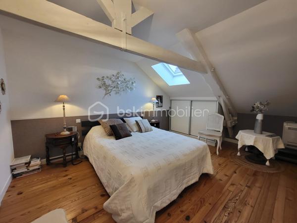 Bienvenue dans cette somptueuse maison de ville, baignée de lumière située en plein cœur d'Agen ! Avec ses trois niveaux desservis par un ascenseur intérieur discret, et ses volumes généreux, cette maison d'environ 200 m² entièrement rénovée en 2018 offre un cadre de vie spacieux, fonctionnel et confortable.

Idéal pour un projet profession libérale .

- **Localisation idéale :** Située en hypercentre d'Agen, cette maison bénéficie de tous les avantages de la vie urbaine tout en offrant un environnement calme et résidentiel.
  
- **Caractéristiques principales :**
  - Ascenseur pour un accès facile à tous les niveaux.
  - 4 chambres spacieuses avec placards dont une avec une pièce "dressing" avec la possibilité d'en aménager une 5ème selon vos 
   besoins.
  - Une partie indépendante en RDC avec 2 chambres, une salle d'eau, un wc, une cuisine d'été, une pièce de vie donnant sur une terrasse extérieure. 
  Idéal pour une activité professionnelle, recevoir des amis, de la famille ou tout simplement pour vivre ensemble au quotidien tout en ayant son indépendance.
  - 2 espaces salon /pièce à vivre, salle à manger 
  - Une cuisine lumineuse, tendance et fonctionnelle, aménagée et équipée avec électroménager intégré 
 - 2 Espaces extérieurs (balcon à l'étage et terrasse en Rez-de-chaussée), endroit idéal pour se détendre et profiter des beaux jours 
   grâce au coin barbecue 
  - Cave en sous-sol d'une superficie d'environ 60 m²

- **Caractéristiques techniques :**
  - Systèmes de sécurité complets incluant interphone, visiophone et alarme.
   - Chauffage au gaz de ville et climatisation pour un confort optimal.
  - Cumulus électrique et chaudière au gaz pour une efficacité énergétique accrue.
  - Volets battants électriques pour plus de praticité.
  - Façade et intérieur entièrement rénovés en 2018, offrant un cadre moderne et lumineux.
  - Taxe foncière de seulement 1305 €, facilitant la gestion budgétaire.
  - Raccordée au tout-à-l'égout pour plus de commodité.
  - Aucun travaux à prévoir, prêt à emménager immédiatement.
  - Possibilité de parking à proximité pour un stationnement pratique.
  - DPE C

Ne manquez pas cette opportunité unique d'acquérir une maison alliant confort, modernité et emplacement privilégié. 
Contactez-moi dès aujourd'hui pour organiser une visite !