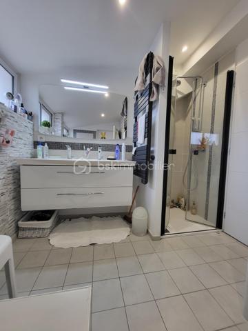 Bienvenue dans cette somptueuse maison de ville, baignée de lumière située en plein cœur d'Agen ! Avec ses trois niveaux desservis par un ascenseur intérieur discret, et ses volumes généreux, cette maison d'environ 200 m² entièrement rénovée en 2018 offre un cadre de vie spacieux, fonctionnel et confortable.

Idéal pour un projet profession libérale .

- **Localisation idéale :** Située en hypercentre d'Agen, cette maison bénéficie de tous les avantages de la vie urbaine tout en offrant un environnement calme et résidentiel.
  
- **Caractéristiques principales :**
  - Ascenseur pour un accès facile à tous les niveaux.
  - 4 chambres spacieuses avec placards dont une avec une pièce "dressing" avec la possibilité d'en aménager une 5ème selon vos 
   besoins.
  - Une partie indépendante en RDC avec 2 chambres, une salle d'eau, un wc, une cuisine d'été, une pièce de vie donnant sur une terrasse extérieure. 
  Idéal pour une activité professionnelle, recevoir des amis, de la famille ou tout simplement pour vivre ensemble au quotidien tout en ayant son indépendance.
  - 2 espaces salon /pièce à vivre, salle à manger 
  - Une cuisine lumineuse, tendance et fonctionnelle, aménagée et équipée avec électroménager intégré 
 - 2 Espaces extérieurs (balcon à l'étage et terrasse en Rez-de-chaussée), endroit idéal pour se détendre et profiter des beaux jours 
   grâce au coin barbecue 
  - Cave en sous-sol d'une superficie d'environ 60 m²

- **Caractéristiques techniques :**
  - Systèmes de sécurité complets incluant interphone, visiophone et alarme.
   - Chauffage au gaz de ville et climatisation pour un confort optimal.
  - Cumulus électrique et chaudière au gaz pour une efficacité énergétique accrue.
  - Volets battants électriques pour plus de praticité.
  - Façade et intérieur entièrement rénovés en 2018, offrant un cadre moderne et lumineux.
  - Taxe foncière de seulement 1305 €, facilitant la gestion budgétaire.
  - Raccordée au tout-à-l'égout pour plus de commodité.
  - Aucun travaux à prévoir, prêt à emménager immédiatement.
  - Possibilité de parking à proximité pour un stationnement pratique.
  - DPE C

Ne manquez pas cette opportunité unique d'acquérir une maison alliant confort, modernité et emplacement privilégié. 
Contactez-moi dès aujourd'hui pour organiser une visite !