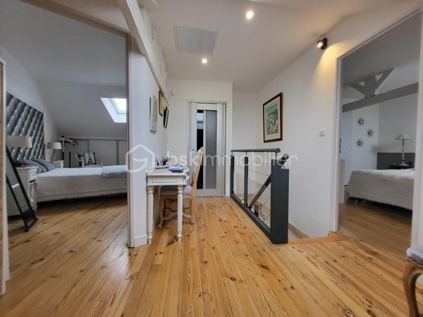 Bienvenue dans cette somptueuse maison de ville, baignée de lumière située en plein cœur d'Agen ! Avec ses trois niveaux desservis par un ascenseur intérieur discret, et ses volumes généreux, cette maison d'environ 200 m² entièrement rénovée en 2018 offre un cadre de vie spacieux, fonctionnel et confortable.

Idéal pour un projet profession libérale .

- **Localisation idéale :** Située en hypercentre d'Agen, cette maison bénéficie de tous les avantages de la vie urbaine tout en offrant un environnement calme et résidentiel.
  
- **Caractéristiques principales :**
  - Ascenseur pour un accès facile à tous les niveaux.
  - 4 chambres spacieuses avec placards dont une avec une pièce "dressing" avec la possibilité d'en aménager une 5ème selon vos 
   besoins.
  - Une partie indépendante en RDC avec 2 chambres, une salle d'eau, un wc, une cuisine d'été, une pièce de vie donnant sur une terrasse extérieure. 
  Idéal pour une activité professionnelle, recevoir des amis, de la famille ou tout simplement pour vivre ensemble au quotidien tout en ayant son indépendance.
  - 2 espaces salon /pièce à vivre, salle à manger 
  - Une cuisine lumineuse, tendance et fonctionnelle, aménagée et équipée avec électroménager intégré 
 - 2 Espaces extérieurs (balcon à l'étage et terrasse en Rez-de-chaussée), endroit idéal pour se détendre et profiter des beaux jours 
   grâce au coin barbecue 
  - Cave en sous-sol d'une superficie d'environ 60 m²

- **Caractéristiques techniques :**
  - Systèmes de sécurité complets incluant interphone, visiophone et alarme.
   - Chauffage au gaz de ville et climatisation pour un confort optimal.
  - Cumulus électrique et chaudière au gaz pour une efficacité énergétique accrue.
  - Volets battants électriques pour plus de praticité.
  - Façade et intérieur entièrement rénovés en 2018, offrant un cadre moderne et lumineux.
  - Taxe foncière de seulement 1305 €, facilitant la gestion budgétaire.
  - Raccordée au tout-à-l'égout pour plus de commodité.
  - Aucun travaux à prévoir, prêt à emménager immédiatement.
  - Possibilité de parking à proximité pour un stationnement pratique.
  - DPE C

Ne manquez pas cette opportunité unique d'acquérir une maison alliant confort, modernité et emplacement privilégié. 
Contactez-moi dès aujourd'hui pour organiser une visite !