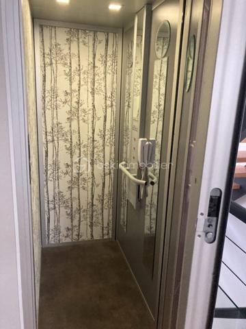 Bienvenue dans cette somptueuse maison de ville, baignée de lumière située en plein cœur d'Agen ! Avec ses trois niveaux desservis par un ascenseur intérieur discret, et ses volumes généreux, cette maison d'environ 200 m² entièrement rénovée en 2018 offre un cadre de vie spacieux, fonctionnel et confortable.

Idéal pour un projet profession libérale .

- **Localisation idéale :** Située en hypercentre d'Agen, cette maison bénéficie de tous les avantages de la vie urbaine tout en offrant un environnement calme et résidentiel.
  
- **Caractéristiques principales :**
  - Ascenseur pour un accès facile à tous les niveaux.
  - 4 chambres spacieuses avec placards dont une avec une pièce "dressing" avec la possibilité d'en aménager une 5ème selon vos 
   besoins.
  - Une partie indépendante en RDC avec 2 chambres, une salle d'eau, un wc, une cuisine d'été, une pièce de vie donnant sur une terrasse extérieure. 
  Idéal pour une activité professionnelle, recevoir des amis, de la famille ou tout simplement pour vivre ensemble au quotidien tout en ayant son indépendance.
  - 2 espaces salon /pièce à vivre, salle à manger 
  - Une cuisine lumineuse, tendance et fonctionnelle, aménagée et équipée avec électroménager intégré 
 - 2 Espaces extérieurs (balcon à l'étage et terrasse en Rez-de-chaussée), endroit idéal pour se détendre et profiter des beaux jours 
   grâce au coin barbecue 
  - Cave en sous-sol d'une superficie d'environ 60 m²

- **Caractéristiques techniques :**
  - Systèmes de sécurité complets incluant interphone, visiophone et alarme.
   - Chauffage au gaz de ville et climatisation pour un confort optimal.
  - Cumulus électrique et chaudière au gaz pour une efficacité énergétique accrue.
  - Volets battants électriques pour plus de praticité.
  - Façade et intérieur entièrement rénovés en 2018, offrant un cadre moderne et lumineux.
  - Taxe foncière de seulement 1305 €, facilitant la gestion budgétaire.
  - Raccordée au tout-à-l'égout pour plus de commodité.
  - Aucun travaux à prévoir, prêt à emménager immédiatement.
  - Possibilité de parking à proximité pour un stationnement pratique.
  - DPE C

Ne manquez pas cette opportunité unique d'acquérir une maison alliant confort, modernité et emplacement privilégié. 
Contactez-moi dès aujourd'hui pour organiser une visite !