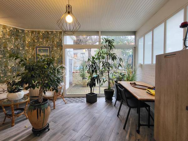 Bienvenue dans cette somptueuse maison de ville, baignée de lumière située en plein cœur d'Agen ! Avec ses trois niveaux desservis par un ascenseur intérieur discret, et ses volumes généreux, cette maison d'environ 200 m² entièrement rénovée en 2018 offre un cadre de vie spacieux, fonctionnel et confortable.

Idéal pour un projet profession libérale .

- **Localisation idéale :** Située en hypercentre d'Agen, cette maison bénéficie de tous les avantages de la vie urbaine tout en offrant un environnement calme et résidentiel.
  
- **Caractéristiques principales :**
  - Ascenseur pour un accès facile à tous les niveaux.
  - 4 chambres spacieuses avec placards dont une avec une pièce "dressing" avec la possibilité d'en aménager une 5ème selon vos 
   besoins.
  - Une partie indépendante en RDC avec 2 chambres, une salle d'eau, un wc, une cuisine d'été, une pièce de vie donnant sur une terrasse extérieure. 
  Idéal pour une activité professionnelle, recevoir des amis, de la famille ou tout simplement pour vivre ensemble au quotidien tout en ayant son indépendance.
  - 2 espaces salon /pièce à vivre, salle à manger 
  - Une cuisine lumineuse, tendance et fonctionnelle, aménagée et équipée avec électroménager intégré 
 - 2 Espaces extérieurs (balcon à l'étage et terrasse en Rez-de-chaussée), endroit idéal pour se détendre et profiter des beaux jours 
   grâce au coin barbecue 
  - Cave en sous-sol d'une superficie d'environ 60 m²

- **Caractéristiques techniques :**
  - Systèmes de sécurité complets incluant interphone, visiophone et alarme.
   - Chauffage au gaz de ville et climatisation pour un confort optimal.
  - Cumulus électrique et chaudière au gaz pour une efficacité énergétique accrue.
  - Volets battants électriques pour plus de praticité.
  - Façade et intérieur entièrement rénovés en 2018, offrant un cadre moderne et lumineux.
  - Taxe foncière de seulement 1305 €, facilitant la gestion budgétaire.
  - Raccordée au tout-à-l'égout pour plus de commodité.
  - Aucun travaux à prévoir, prêt à emménager immédiatement.
  - Possibilité de parking à proximité pour un stationnement pratique.
  - DPE C

Ne manquez pas cette opportunité unique d'acquérir une maison alliant confort, modernité et emplacement privilégié. 
Contactez-moi dès aujourd'hui pour organiser une visite !