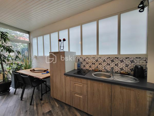 Bienvenue dans cette somptueuse maison de ville, baignée de lumière située en plein cœur d'Agen ! Avec ses trois niveaux desservis par un ascenseur intérieur discret, et ses volumes généreux, cette maison d'environ 200 m² entièrement rénovée en 2018 offre un cadre de vie spacieux, fonctionnel et confortable.

Idéal pour un projet profession libérale .

- **Localisation idéale :** Située en hypercentre d'Agen, cette maison bénéficie de tous les avantages de la vie urbaine tout en offrant un environnement calme et résidentiel.
  
- **Caractéristiques principales :**
  - Ascenseur pour un accès facile à tous les niveaux.
  - 4 chambres spacieuses avec placards dont une avec une pièce "dressing" avec la possibilité d'en aménager une 5ème selon vos 
   besoins.
  - Une partie indépendante en RDC avec 2 chambres, une salle d'eau, un wc, une cuisine d'été, une pièce de vie donnant sur une terrasse extérieure. 
  Idéal pour une activité professionnelle, recevoir des amis, de la famille ou tout simplement pour vivre ensemble au quotidien tout en ayant son indépendance.
  - 2 espaces salon /pièce à vivre, salle à manger 
  - Une cuisine lumineuse, tendance et fonctionnelle, aménagée et équipée avec électroménager intégré 
 - 2 Espaces extérieurs (balcon à l'étage et terrasse en Rez-de-chaussée), endroit idéal pour se détendre et profiter des beaux jours 
   grâce au coin barbecue 
  - Cave en sous-sol d'une superficie d'environ 60 m²

- **Caractéristiques techniques :**
  - Systèmes de sécurité complets incluant interphone, visiophone et alarme.
   - Chauffage au gaz de ville et climatisation pour un confort optimal.
  - Cumulus électrique et chaudière au gaz pour une efficacité énergétique accrue.
  - Volets battants électriques pour plus de praticité.
  - Façade et intérieur entièrement rénovés en 2018, offrant un cadre moderne et lumineux.
  - Taxe foncière de seulement 1305 €, facilitant la gestion budgétaire.
  - Raccordée au tout-à-l'égout pour plus de commodité.
  - Aucun travaux à prévoir, prêt à emménager immédiatement.
  - Possibilité de parking à proximité pour un stationnement pratique.
  - DPE C

Ne manquez pas cette opportunité unique d'acquérir une maison alliant confort, modernité et emplacement privilégié. 
Contactez-moi dès aujourd'hui pour organiser une visite !