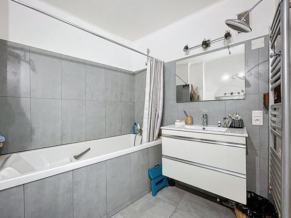 A vendre : Appartement T4 de 100m2 quartier Hôtel de ville 13002 Marseille