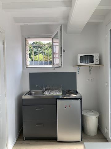 NIORT CENTRE VILLE - TOUT INCLUS Studio meublé d'env 19 m2 avec place de parking