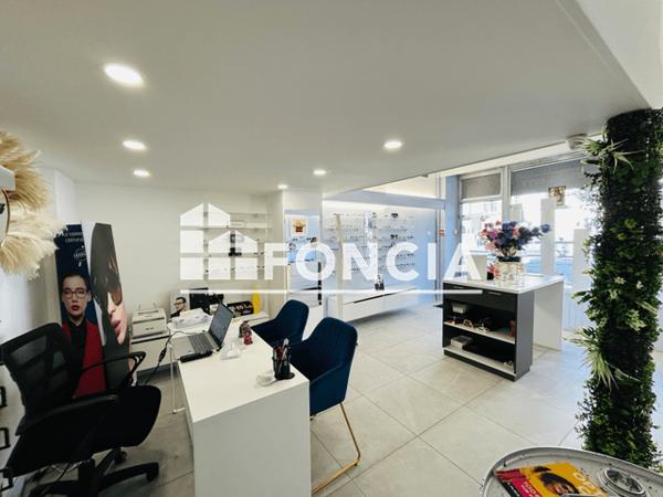 Location Local commercial 2 pièces 31.85 m² - 4 PLACE NOËL BLACHE Toulon 83000