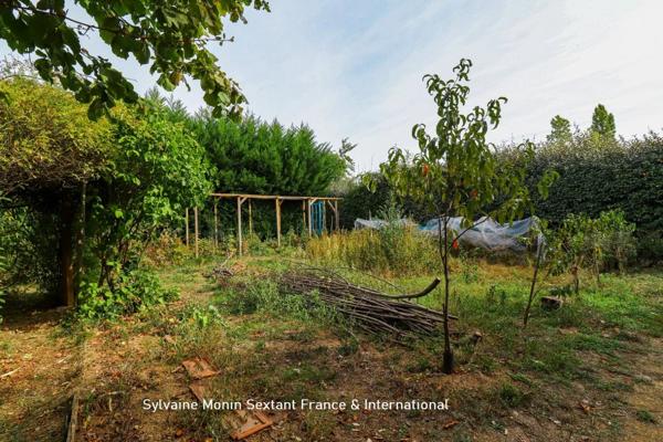 Terrain constructible d'environ 900 m2, au calme, clos et arboré, commerces à pied