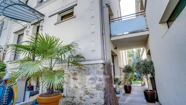 Maison d'architecte sur jardin arboré