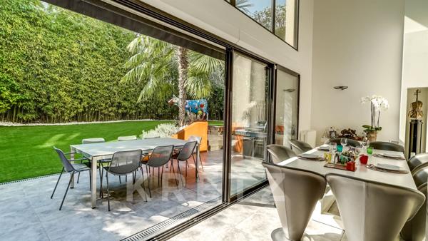 Maison d'architecte sur jardin arboré