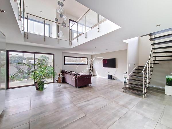 Villa T4 3 chambres 165 m² piscine dépendance