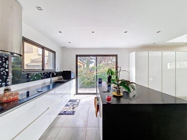 Villa T4 3 chambres 165 m² piscine dépendance