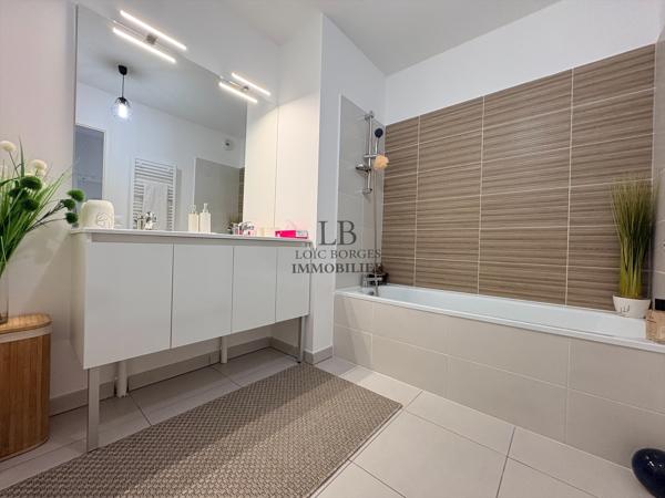 Appartement
         4 pièces
        - 93 m² Exclusivité 319 000 € *