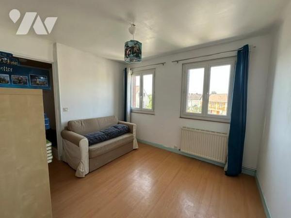 Maison de type 6 pièces, élevée sur un sous-sol totale, et édifiée sur un terrain de 420 m